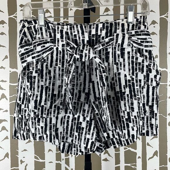 Lightweight Belted Printed Shorts 6 - Picture 9 of 12